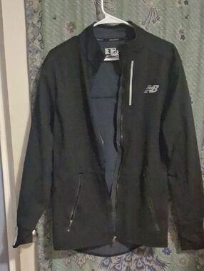 New Balance Men’s Black Reflective-Accent Windbreaker